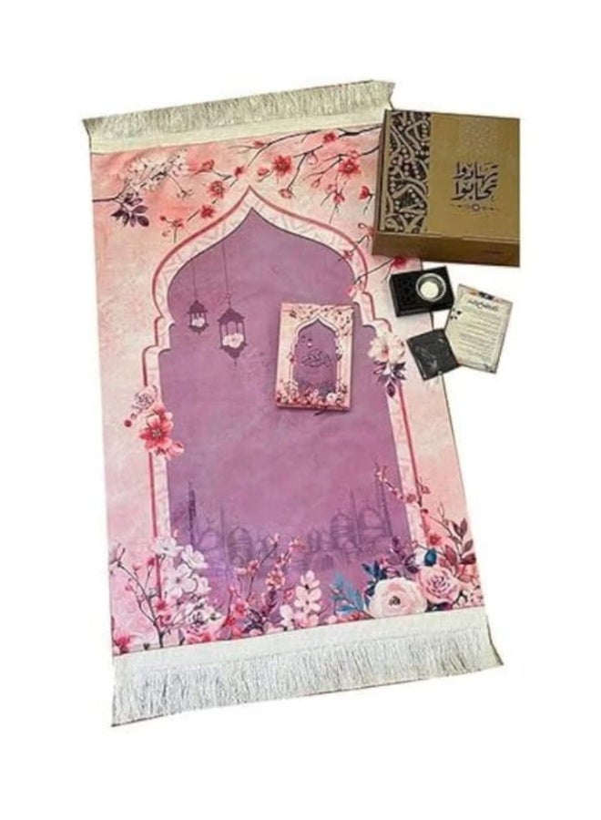 صندوق هدايا رمضان: يشمل سجادة صلاة، مصحف، فواحة، وتذكارات—هدية رمضانية مميزة ومعبرة.